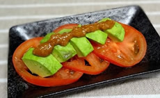 トマトとアボカド醤油麹のせ